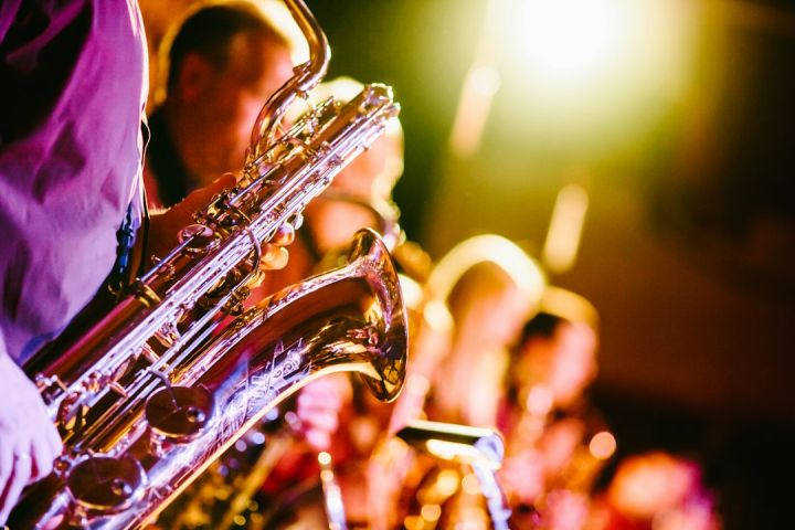 How Do Jazz Performances Differ at Festivals?